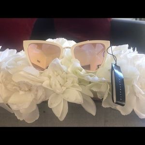 “New” QUAY sunglasses 🕶